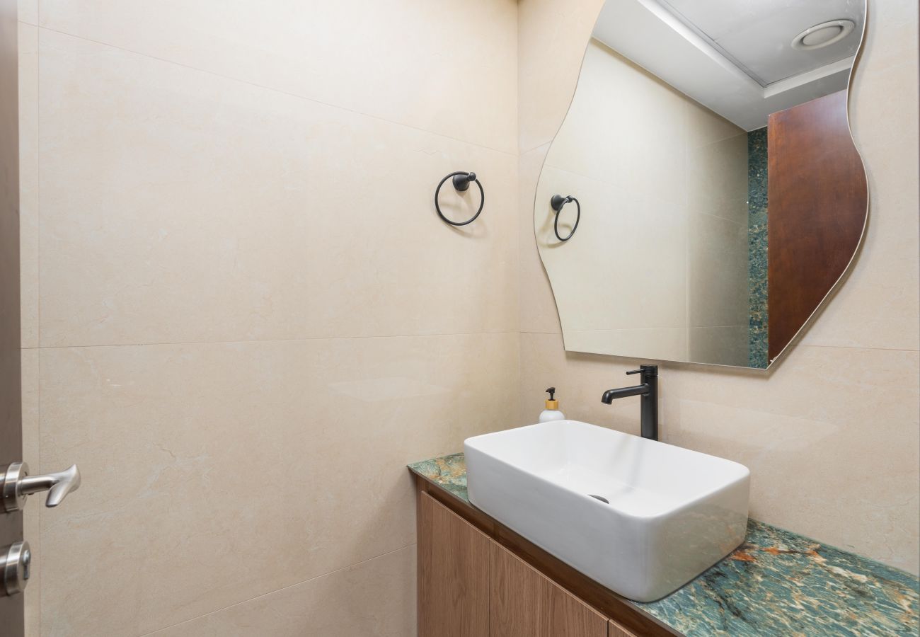 Ferienwohnung in Dubai - Stylish 1BR | Rooftop Pool | Next to JLT Metro