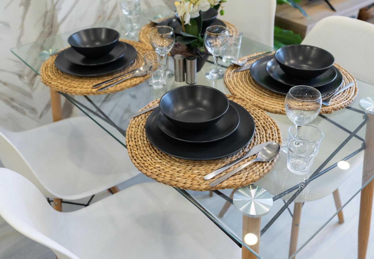 Ferienwohnung in Dubai - Stylish 1BR | Rooftop Pool | Next to JLT Metro