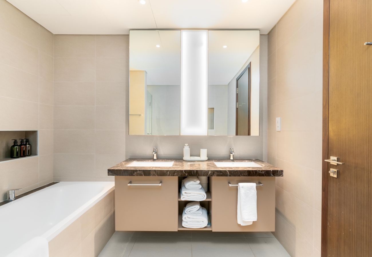 Ferienwohnung in Dubai - Luxury 2BR Downtown | Private Balcony Steam Room