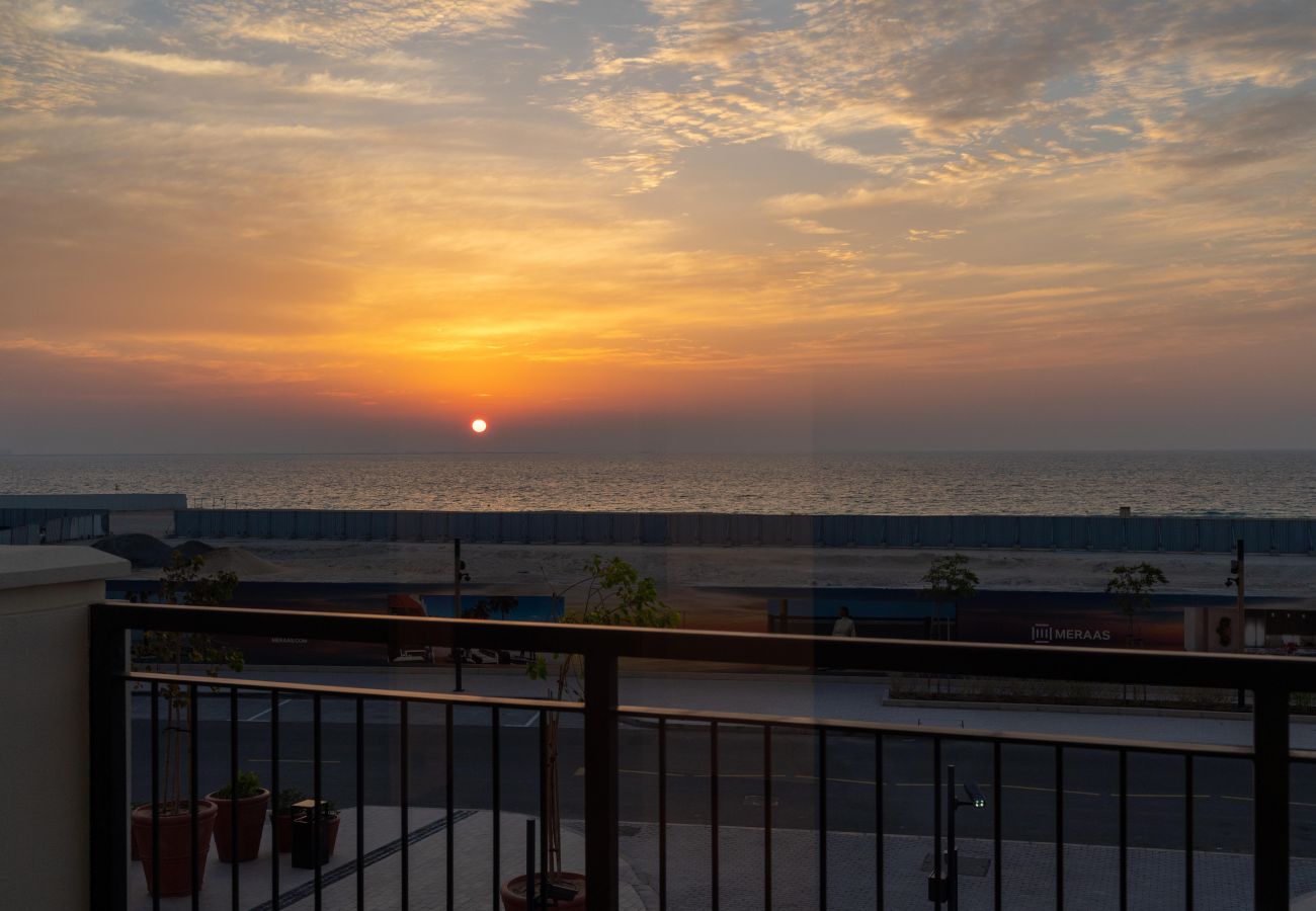 Ferienwohnung in Dubai - Ultimate Stay / Beachfront / Sea View / Big Terrace / Amazing Sunset / 4 People / La Mer