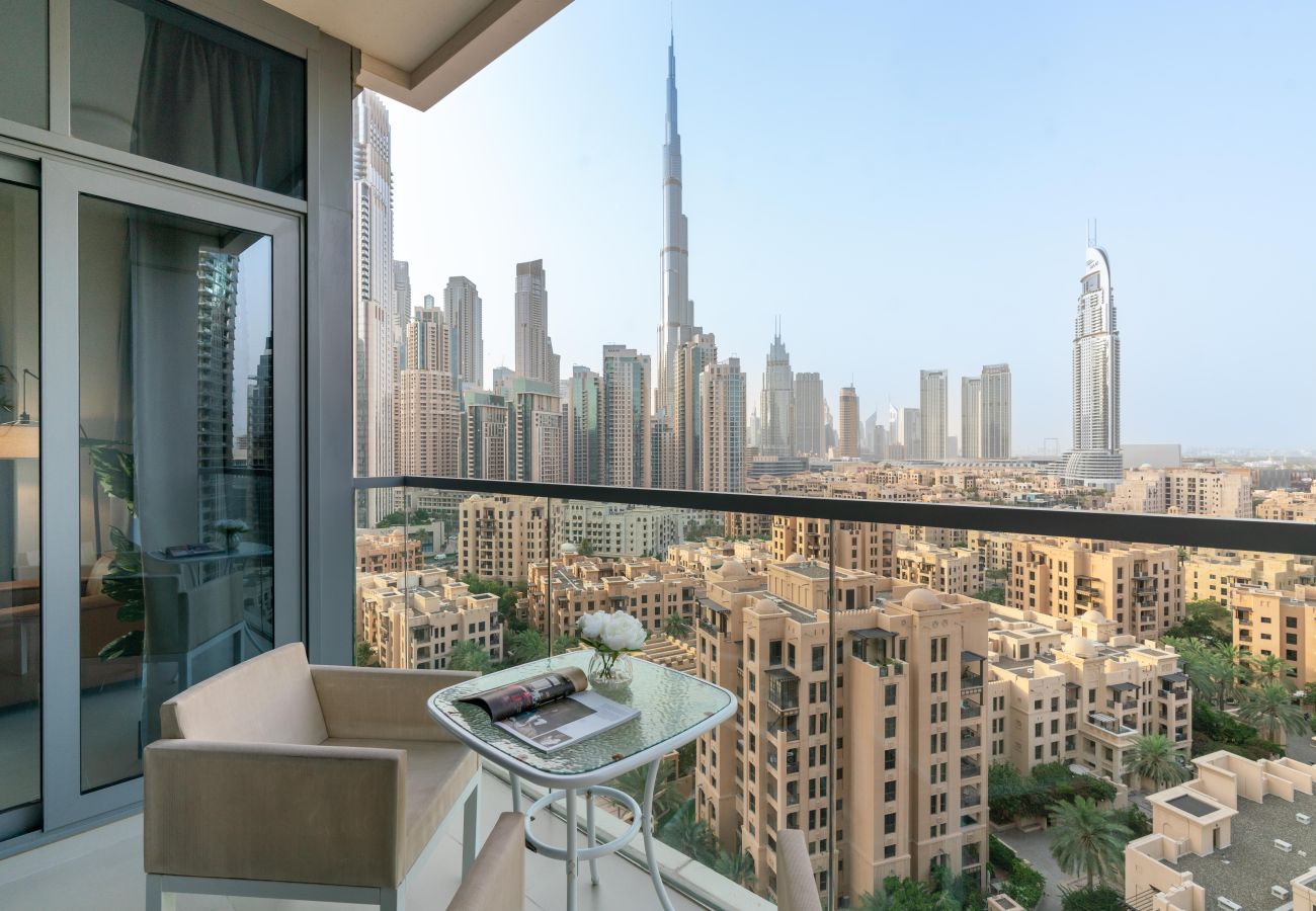 Ferienwohnung in Dubai - Spacious 4 bedrooms Great location Burj Khalifa View Amazing pool and gym, Perfect holiday !