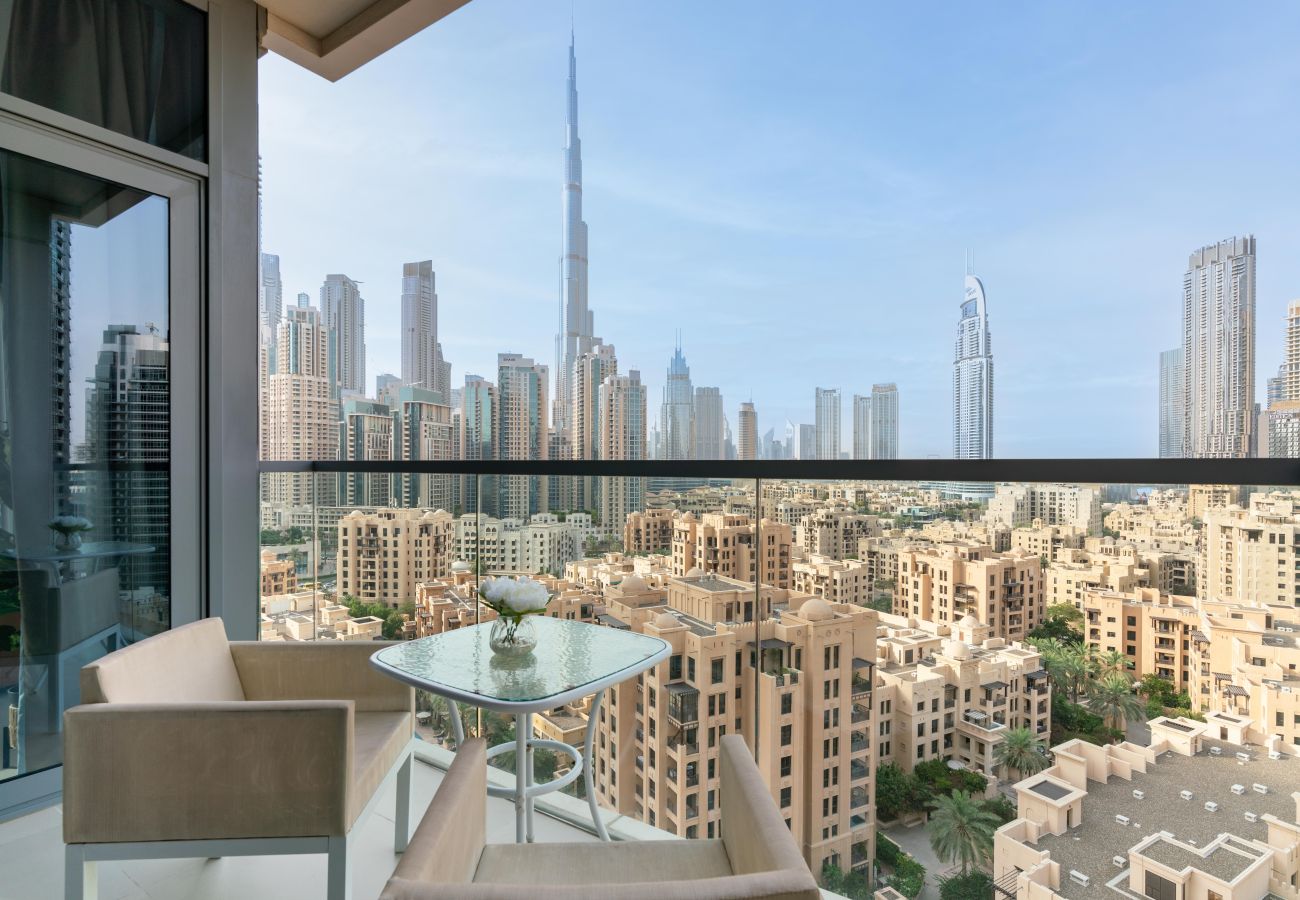 Ferienwohnung in Dubai - Spacious 4 bedrooms Great location Burj Khalifa View Amazing pool and gym, Perfect holiday !