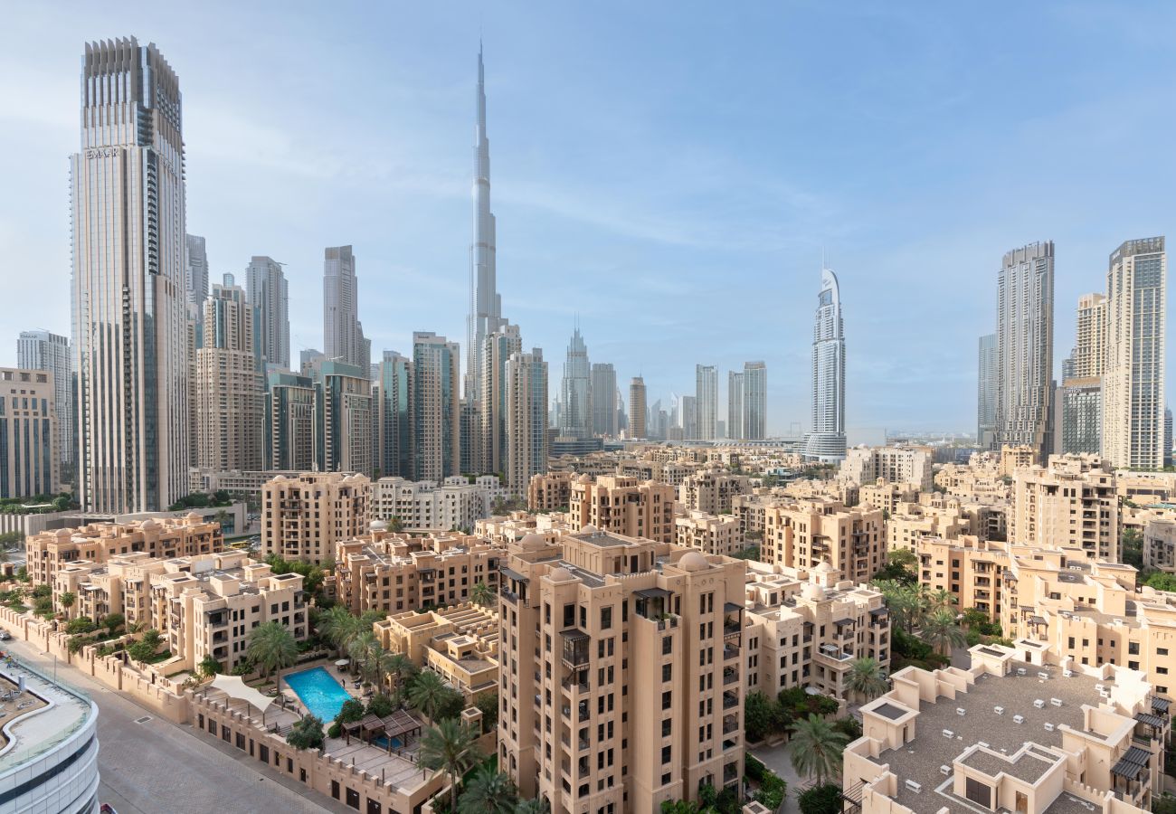 Ferienwohnung in Dubai - Spacious 4 bedrooms Great location Burj Khalifa View Amazing pool and gym, Perfect holiday !