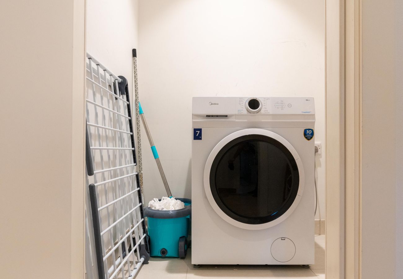 Ferienwohnung in Dubai - Seaside 1BR | Beach Access & Sunny Balcony | La Mer