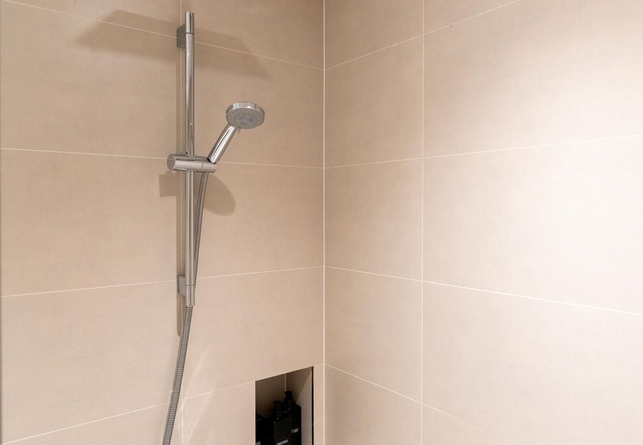 Ferienwohnung in Dubai - Seaside 1BR | Beach Access & Sunny Balcony | La Mer