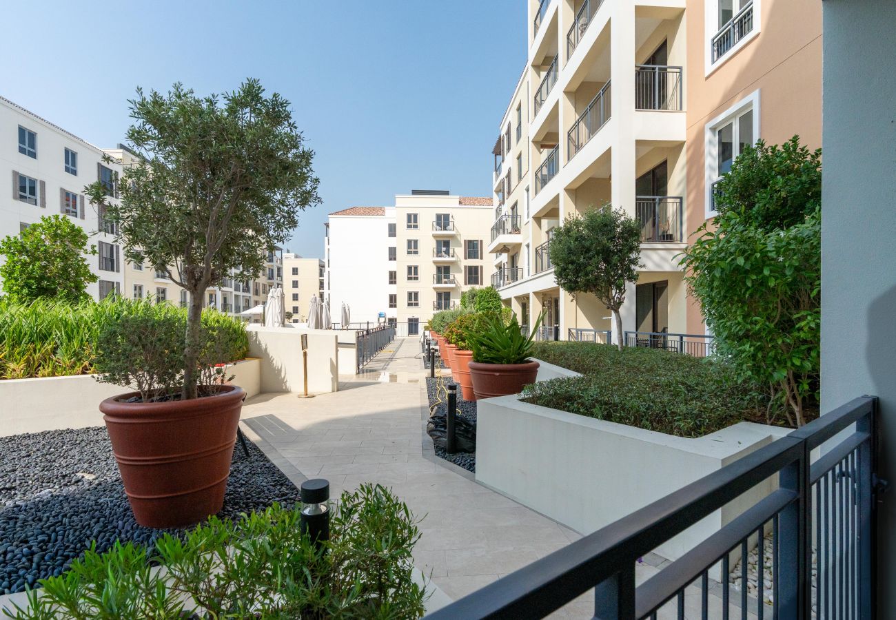 Ferienwohnung in Dubai - Seaside 1BR | Beach Access & Sunny Balcony | La Mer