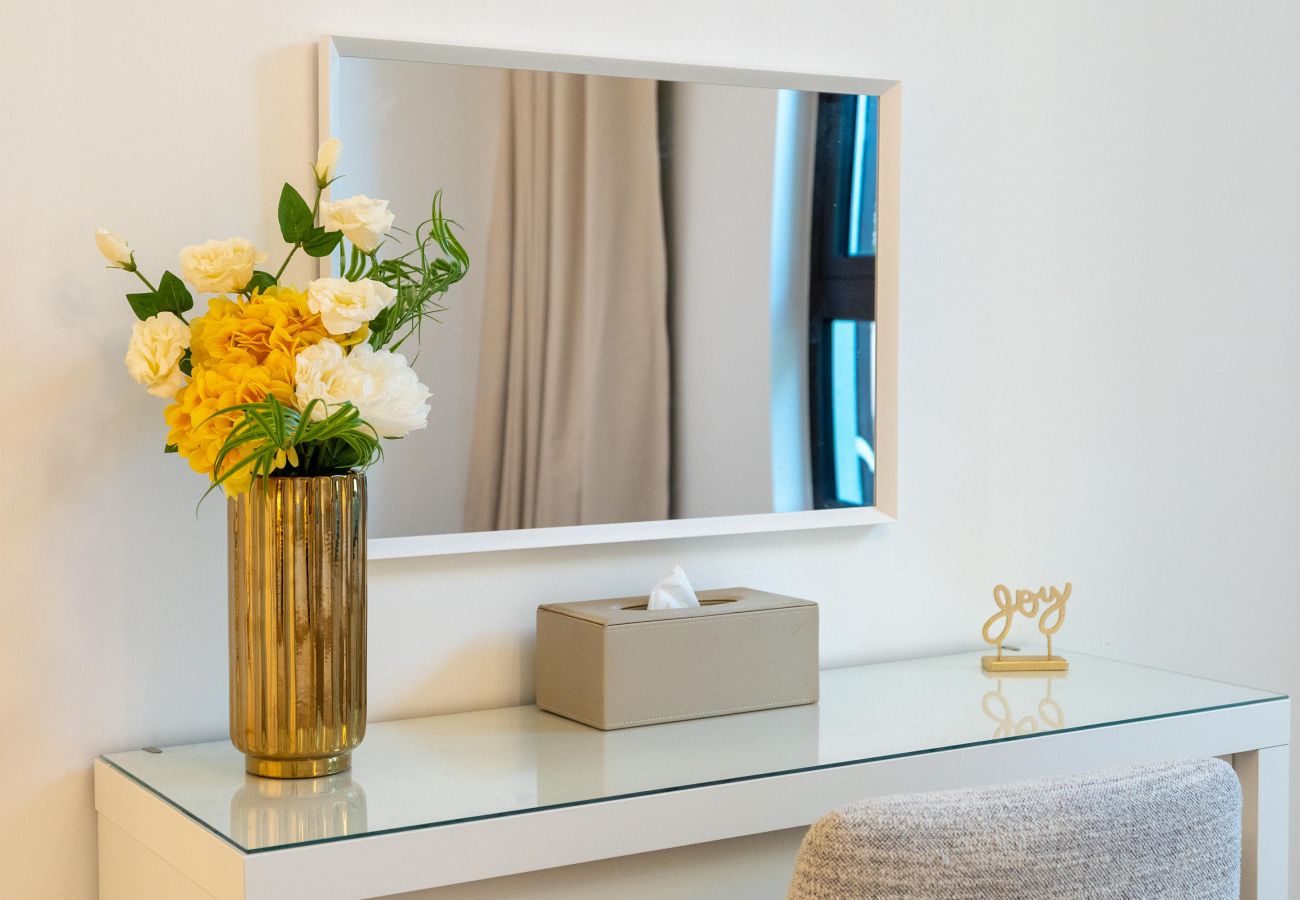 Ferienwohnung in Dubai - Seaside 1BR | Beach Access & Sunny Balcony | La Mer