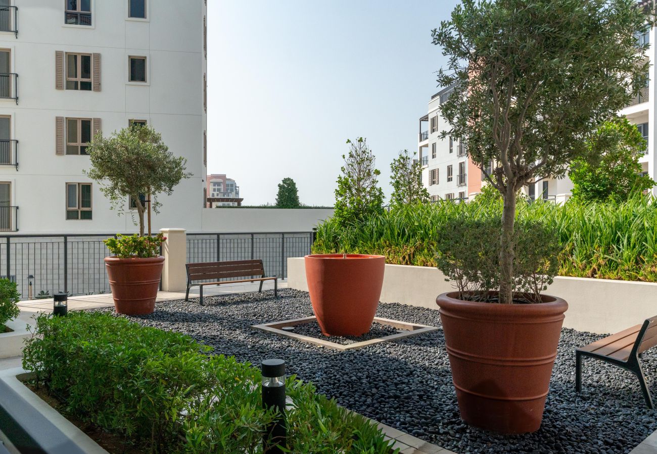 Ferienwohnung in Dubai - Seaside 1BR | Beach Access & Sunny Balcony | La Mer