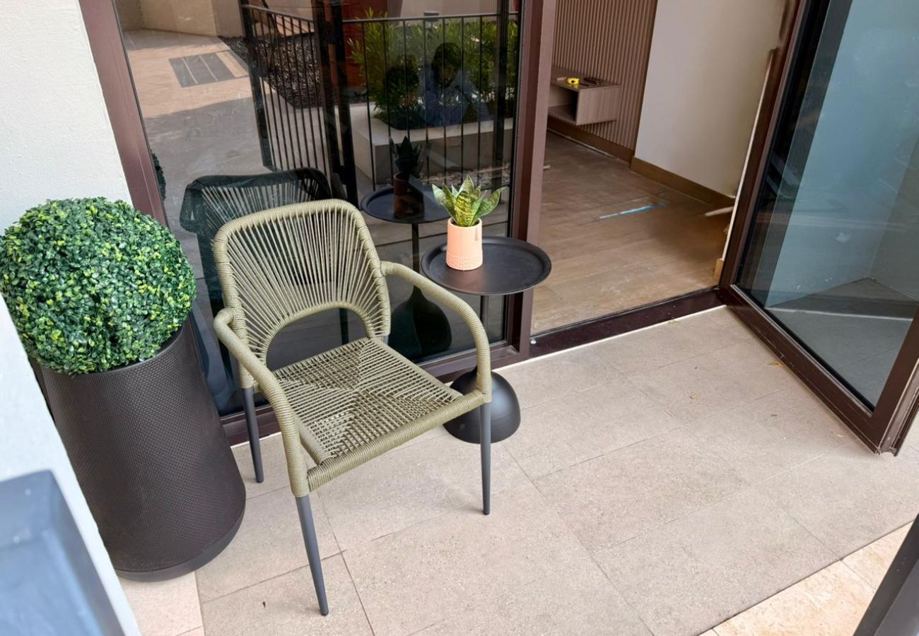 Ferienwohnung in Dubai - Seaside 1BR | Beach Access & Sunny Balcony | La Mer