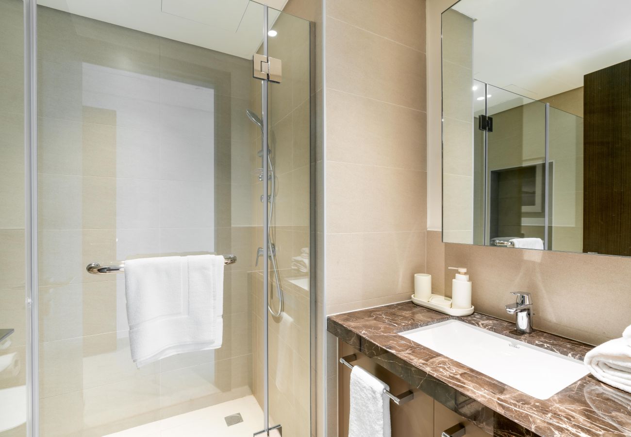 Appartement à Dubai - Luxury 2BR Downtown | Private Balcony Steam Room