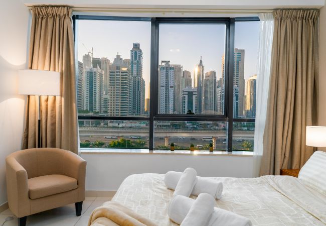 Apartment in Dubai - Convenient 2 beds in JLT 3 min from metro