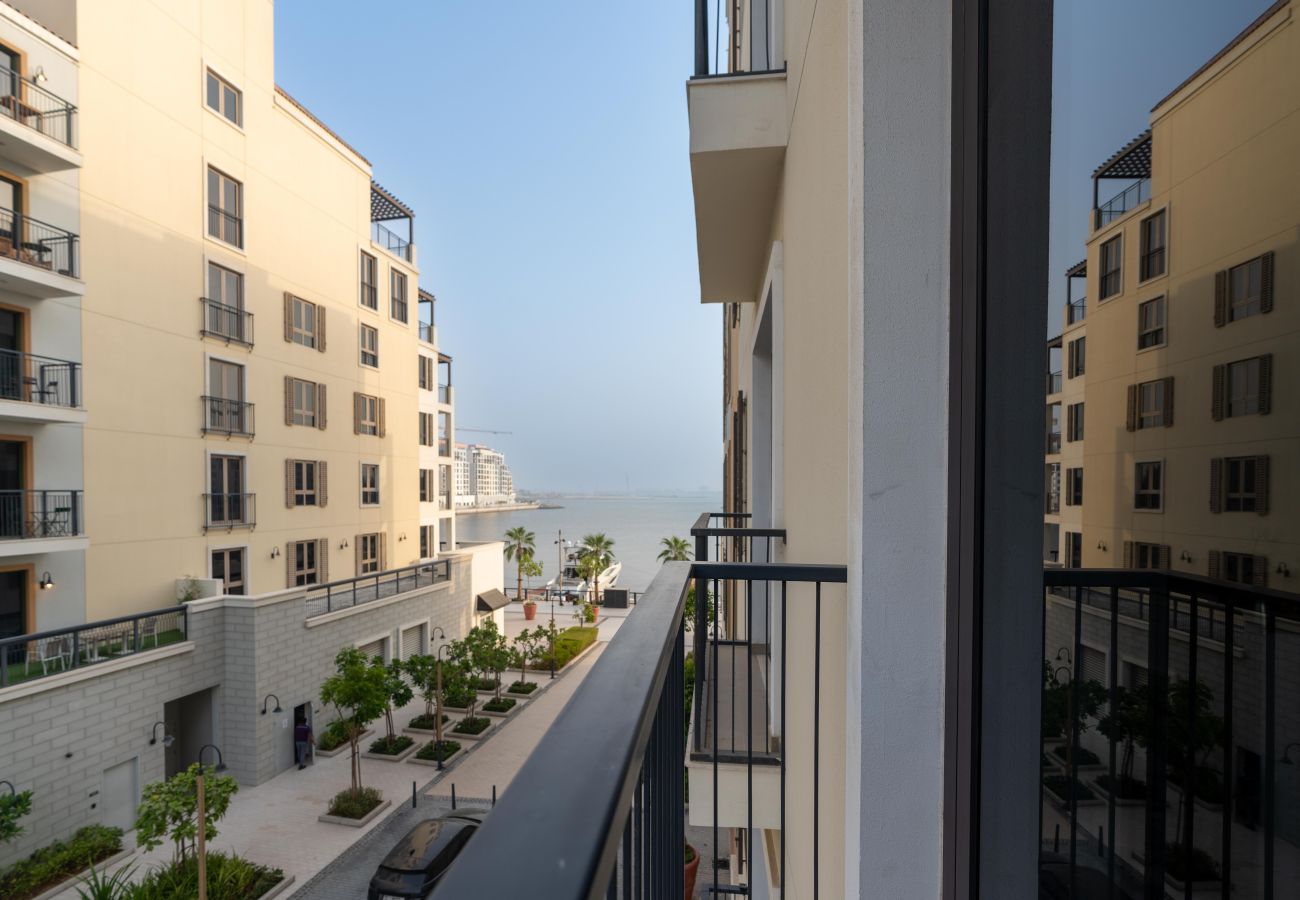 Apartment in Dubai - Stylish 1BR in La Mer | Partial Marina Views