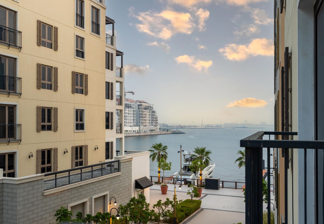 Apartment in Dubai - Stylish 1BR in La Mer | Partial Marina Views