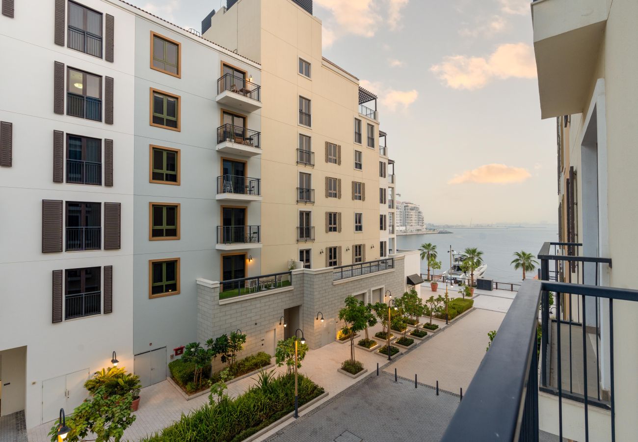 Apartment in Dubai - Stylish 1BR in La Mer | Partial Marina Views