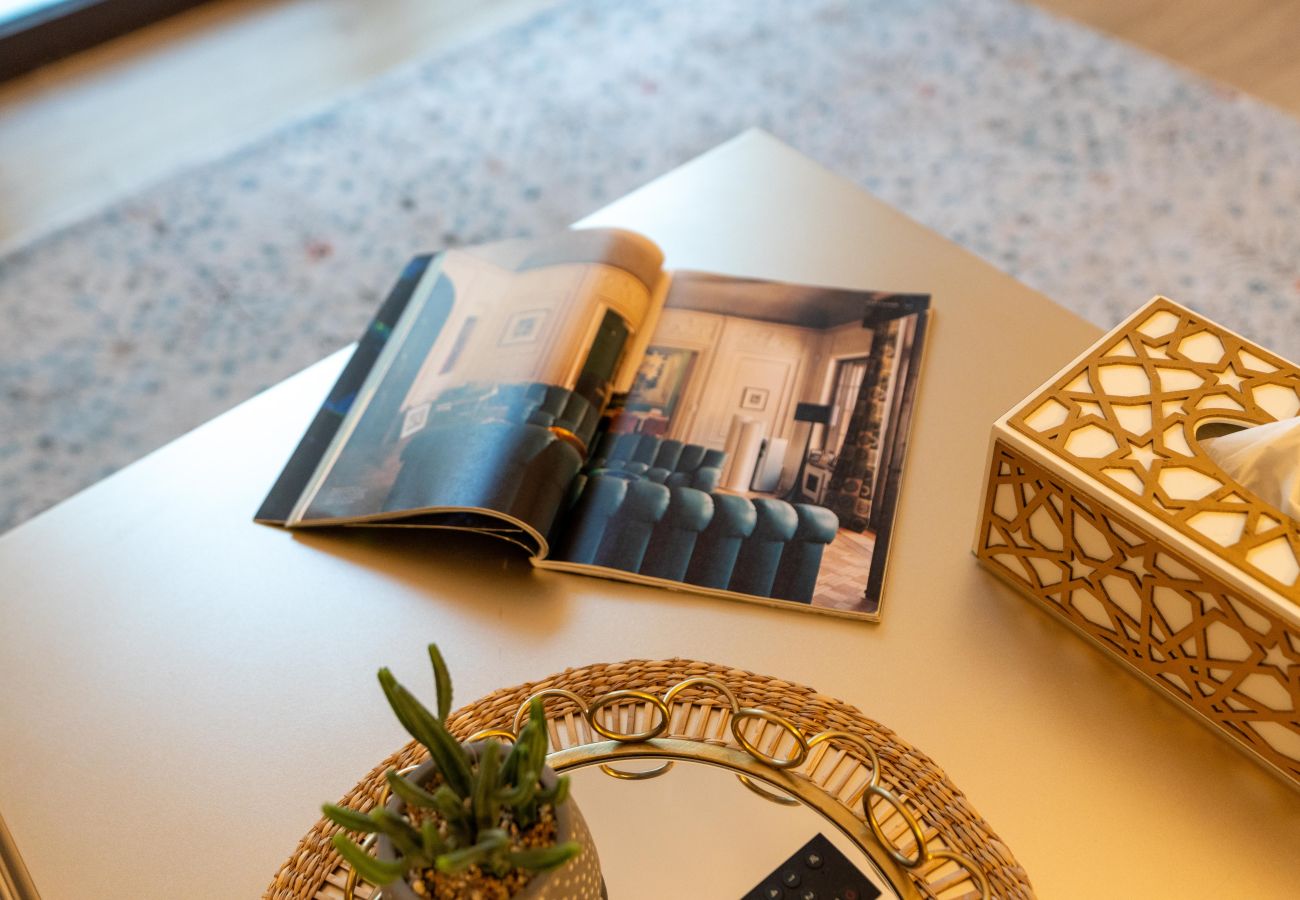 Apartment in Dubai - Stylish 1BR in La Mer | Partial Marina Views