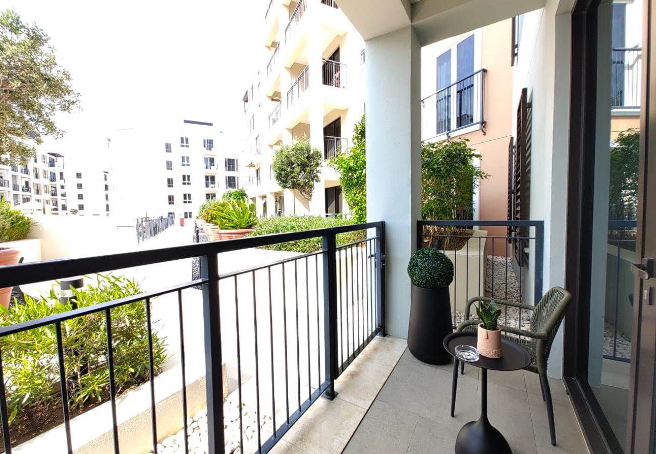 Apartment in Dubai - Seaside 1BR | Beach Access & Sunny Balcony | La Mer