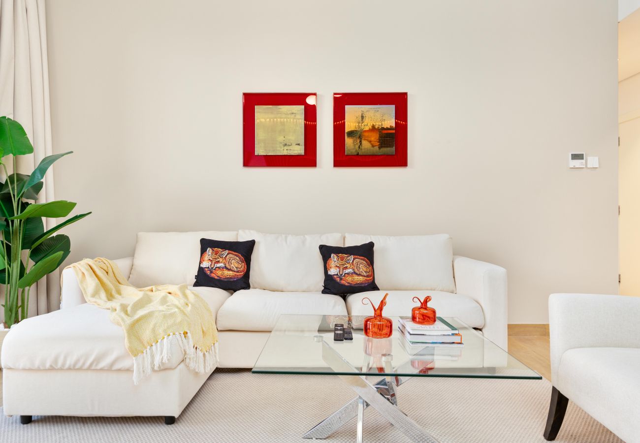 Apartment in Dubai - Seaside 1BR | Beach Access & Sunny Balcony | La Mer