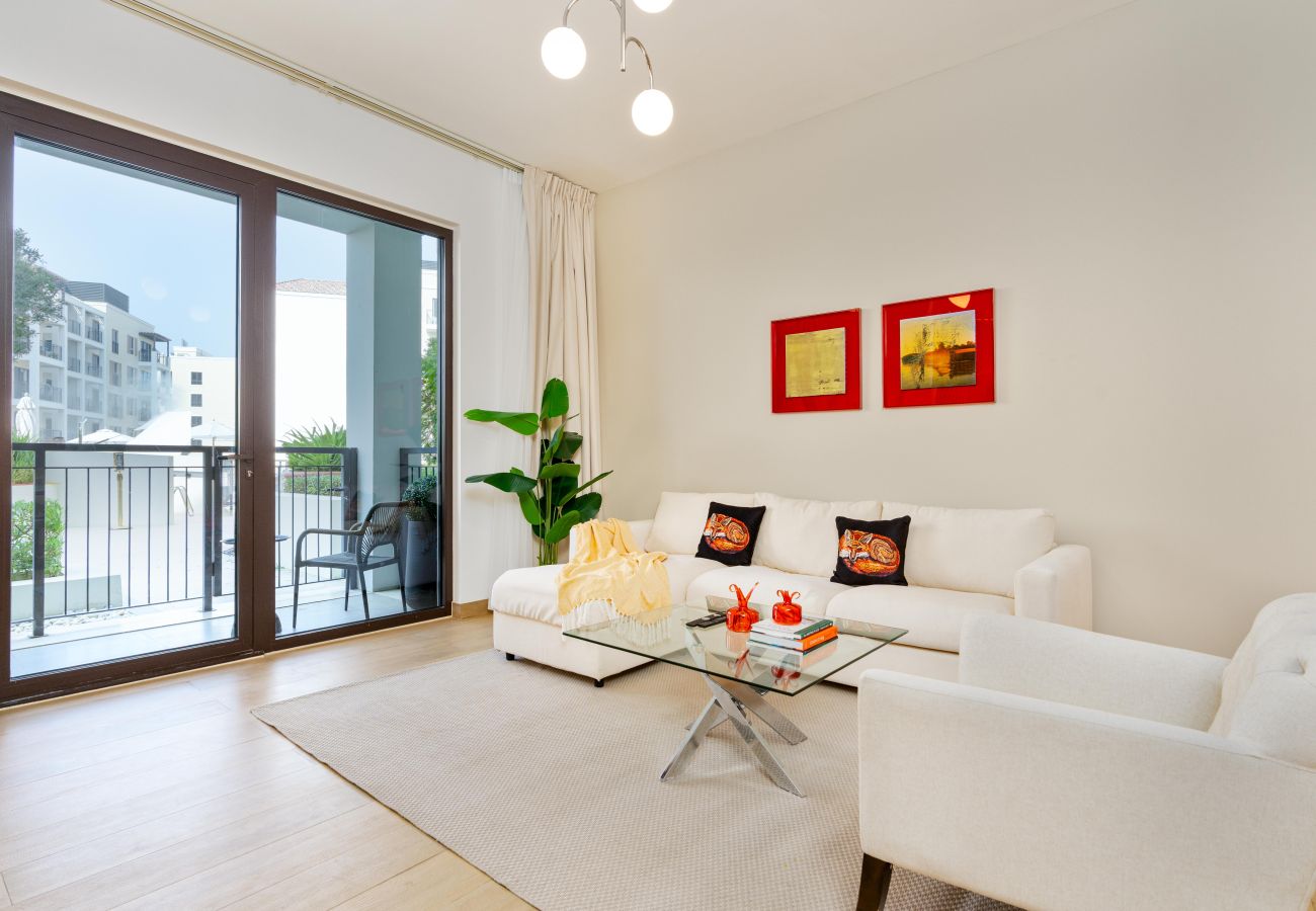 Apartment in Dubai - Seaside 1BR | Beach Access & Sunny Balcony | La Mer