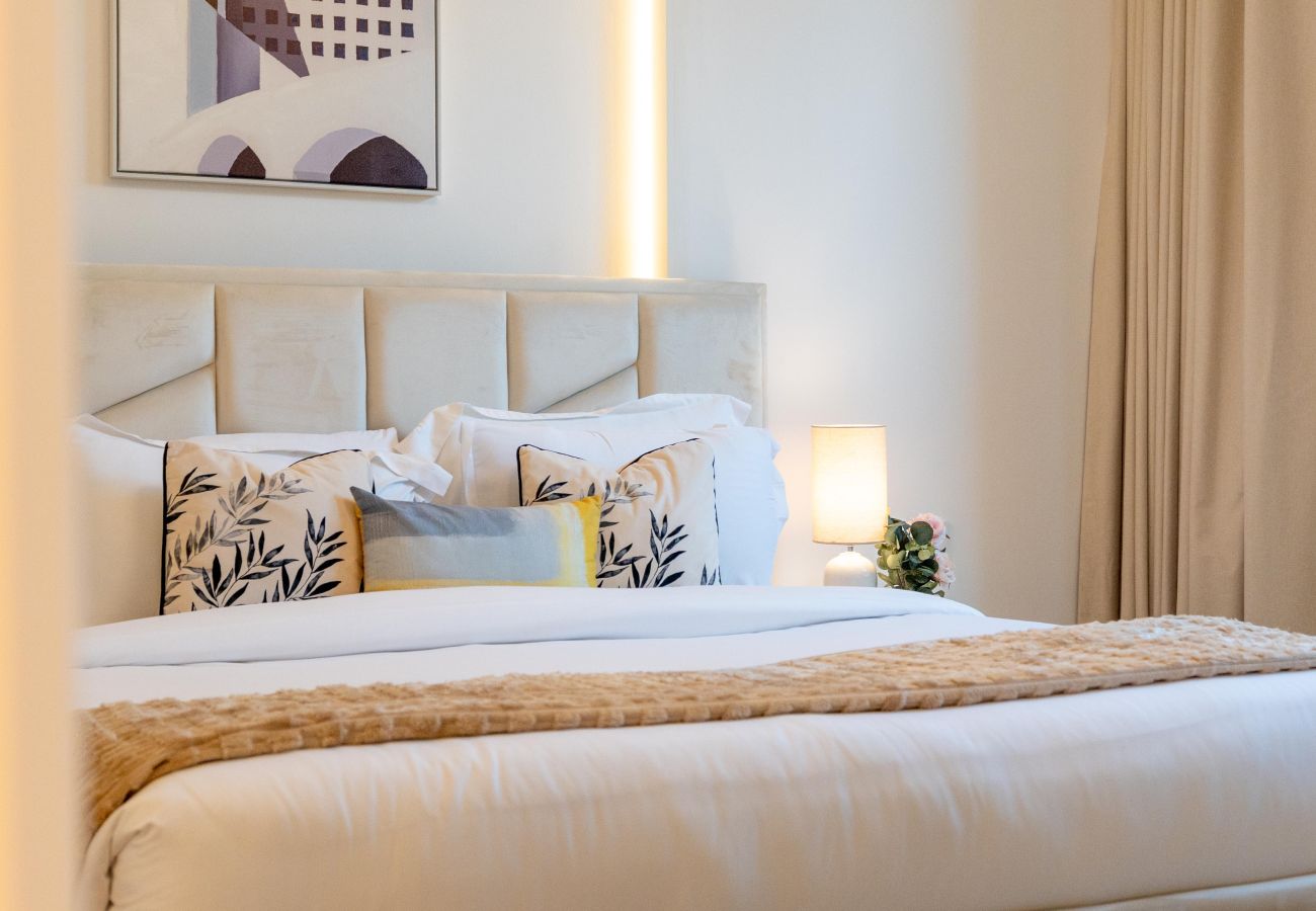 Apartment in Dubai - Seaside 1BR | Beach Access & Sunny Balcony | La Mer