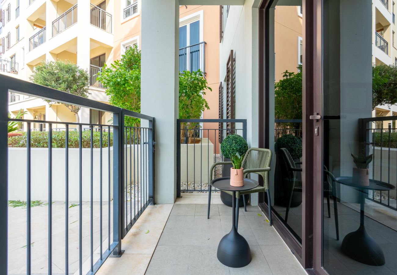 Apartment in Dubai - Seaside 1BR | Beach Access & Sunny Balcony | La Mer