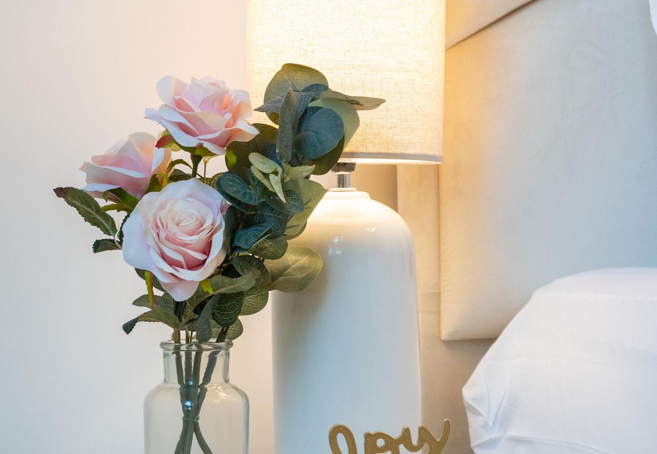 Apartment in Dubai - Seaside 1BR | Beach Access & Sunny Balcony | La Mer