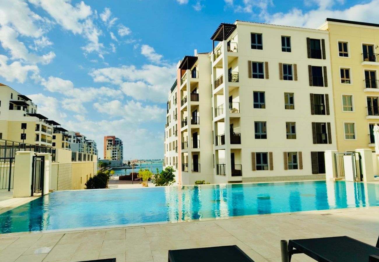 公寓 在 Dubai - Seaside 1BR | Beach Access & Sunny Balcony | La Mer
